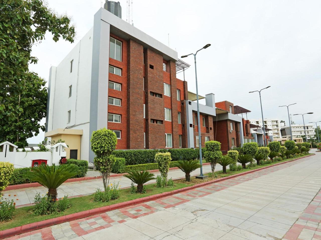 Golden Blossom Imperial Resorts Lucknow Exterior foto